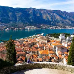 Widok na zatokę Kotorską i miasto z czerwonymi dachami. Warto zobaczyć Kotor, malownicze miasteczko w Czarnogórze.