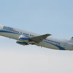 Samolot Enter Air Boeing 737 wznoszący się na tle błękitnego nieba.