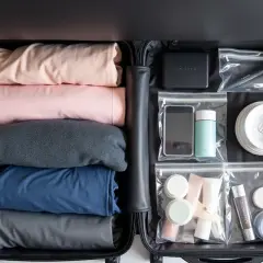 Uporządkowany bagaż podręczny: ubrania, kosmetyki, telefon i powerbank. Idealny na podróż!