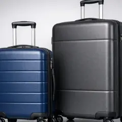 Dwa walizki, niebieska i grafitowa, idealne jako bagaż podręczny American Airlines.