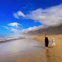 Spacerem po plaży Fuerteventury. Listopad, pogoda idealna na długie spacery brzegiem oceanu.