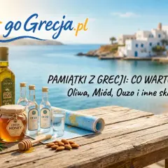 Oliwa, miód i ouzo – to co warto przywieźć z Grecji. Na drewnianym stole, na tle greckiej wioski, leżą butelki oliwy, miodu i ouzo.