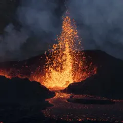 Islandia wulkan na żywo: fontanna lawy wybucha z krateru, tworząc spektakularny pokaz ognia i dymu.