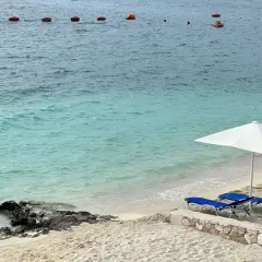 Piękna, słoneczna albania pogoda sierpień. Turkusowe morze, piaszczysta plaża z leżakami i parasolami.