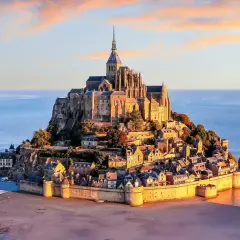 Mont Saint-Michel, perełka Normandii, to jedno z najpiękniejszych miejsc, które warto zobaczyć we Francji. Ta skalista wyspa z opactwem i urokliwą wioską zachwyca o każdej porze dnia.