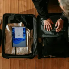Pakowanie **lot bagaż podręczny 8 kg**. W walizce ubrania, buty i tablet.