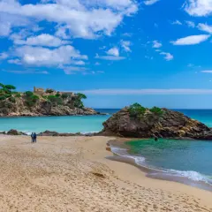Piękna plaża z turkusową wodą i skalistymi wysepkami. Idealne miejsce na relaks i odkrywanie uroków Costa Brava.