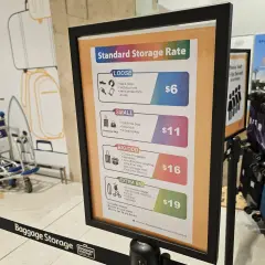 Cennik przechowalni bagażu na lotnisku Singapur-Changi. Ceny za przechowalnię drobnych przedmiotów, małych, dużych/nietypowych i bardzo dużych.