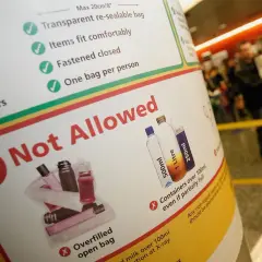 Zasady dotyczące płynów w bagażu podręcznym flydubai: maksymalnie 100 ml, przezroczysta torba. Nie wolno przewozić pojemników powyżej 100 ml.
