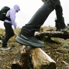Dobre buty w góry to klucz do bezpiecznej wędrówki. Na zdjęciu widać turystów w solidnych butach z membraną Gore-Tex, pokonujących przeszkody na szlaku.
