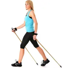 Kobieta ćwiczy nordic walking. Dowiedz się, jak dobrać kije do nordic walking, by trening był efektywny i bezpieczny.