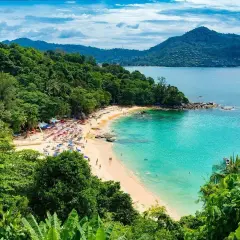 Piękna plaża na Phuket, idealna na listopadowe wakacje. Słońce, turkusowa woda i bujna zieleń.