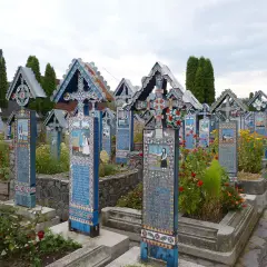Kolorowe nagrobki z malowanymi scenkami i wierszami tworzą unikalny, wesoly cmentarz w Rumunii.