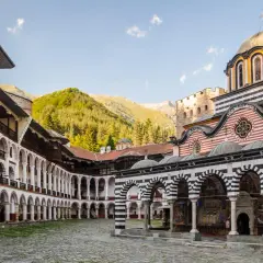 Rilski Monastyr w Bułgarii, jesienią. Piękna architektura klasztorna na tle górskich krajobrazów. Idealna temperatura w październiku na zwiedzanie.