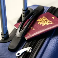 Gotowy do podróży z Pegasus Airlines? Bagaż podręczny i paszporty czekają na przygodę.