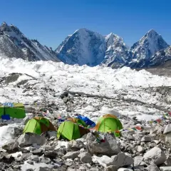 Namioty w bazie pod Mount Everest. Widok na lodowiec i ośnieżone szczyty. Tu właśnie leży Mount Everest.