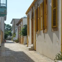 Urokliwa uliczka w Nikozji, gdzie warto zobaczyć tradycyjną architekturę z kamienia i drewniane okiennice.