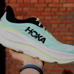 Damskie buty do biegania Hoka Bondi 9 w kolorze miętowym, z białym, grubym bieżnikiem i czarnym logo HOKA.