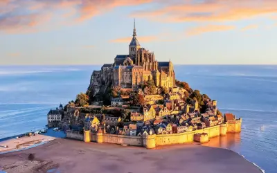 Mont Saint-Michel, perełka Normandii, to jedno z najpiękniejszych miejsc, które warto zobaczyć we Francji. Ta skalista wyspa z opactwem i urokliwą wioską zachwyca o każdej porze dnia.