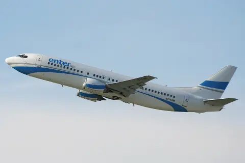 Samolot Enter Air Boeing 737 wznoszący się na tle błękitnego nieba.
