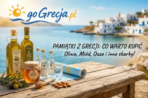 Oliwa, miód i ouzo – to co warto przywieźć z Grecji. Na drewnianym stole, na tle greckiej wioski, leżą butelki oliwy, miodu i ouzo.