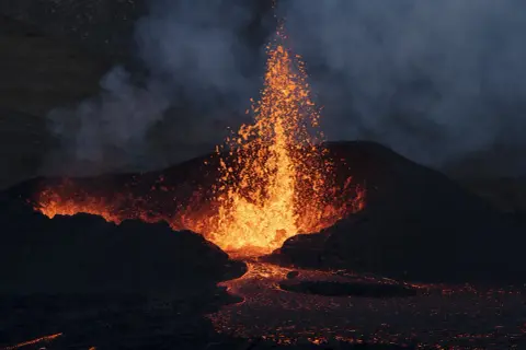 Islandia wulkan na żywo: fontanna lawy wybucha z krateru, tworząc spektakularny pokaz ognia i dymu.