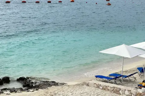 Piękna, słoneczna albania pogoda sierpień. Turkusowe morze, piaszczysta plaża z leżakami i parasolami.