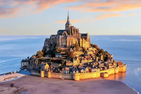 Mont Saint-Michel, perełka Normandii, to jedno z najpiękniejszych miejsc, które warto zobaczyć we Francji. Ta skalista wyspa z opactwem i urokliwą wioską zachwyca o każdej porze dnia.