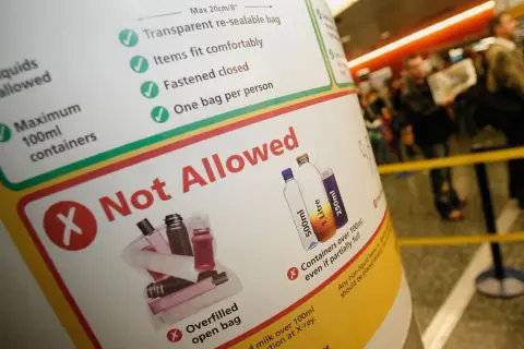 Zasady dotyczące płynów w bagażu podręcznym flydubai: maksymalnie 100 ml, przezroczysta torba. Nie wolno przewozić pojemników powyżej 100 ml.
