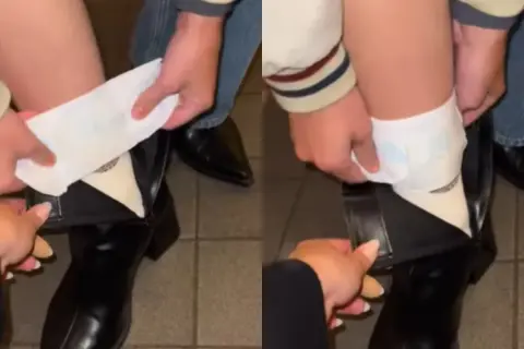 Ktoś wkłada podpaskę do buta, by zapobiec otarciom. Nowe buty obcierają pięty, ale ten trik ratuje sytuację.