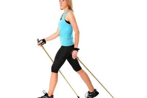 Kobieta ćwiczy nordic walking. Dowiedz się, jak dobrać kije do nordic walking, by trening był efektywny i bezpieczny.