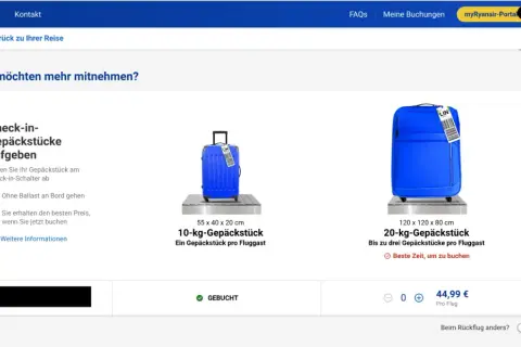 Niebieska walizka 10 kg ryanair na wadze, obok większa walizka 20 kg. Wybór bagażu rejestrowanego.