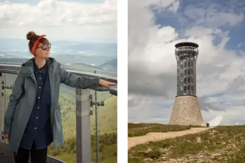 Kobieta na tarasie widokowym podziwia krajobraz. W oddali widać wieżę widokową, cel trasy na Śnieżnik.