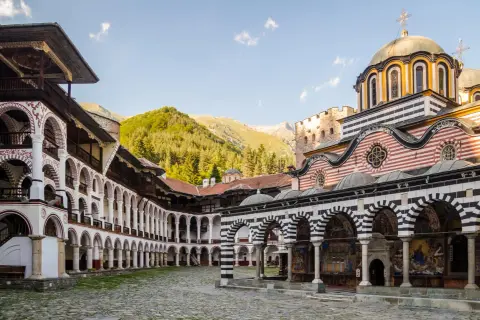 Rilski Monastyr w Bułgarii, jesienią. Piękna architektura klasztorna na tle górskich krajobrazów. Idealna temperatura w październiku na zwiedzanie.