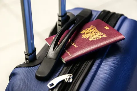 Gotowy do podróży z Pegasus Airlines? Bagaż podręczny i paszporty czekają na przygodę.