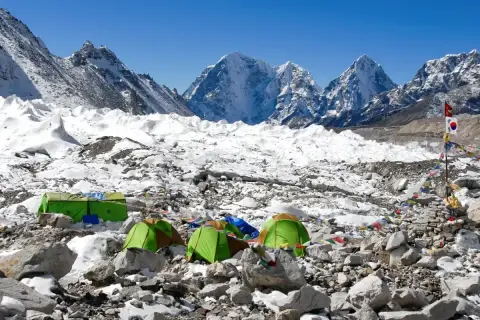 Namioty w bazie pod Mount Everest. Widok na lodowiec i ośnieżone szczyty. Tu właśnie leży Mount Everest.