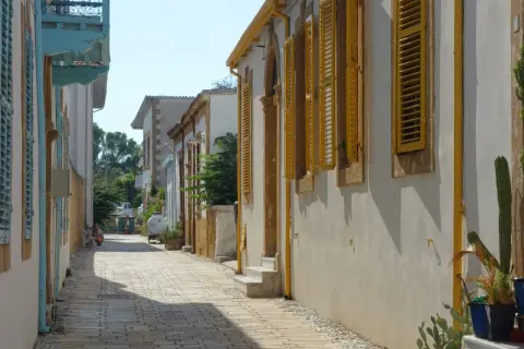Urokliwa uliczka w Nikozji, gdzie warto zobaczyć tradycyjną architekturę z kamienia i drewniane okiennice.