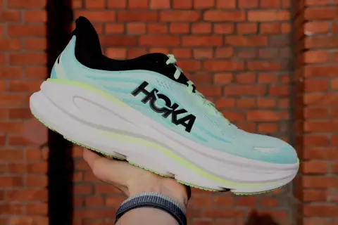 Damskie buty do biegania Hoka Bondi 9 w kolorze miętowym, z białym, grubym bieżnikiem i czarnym logo HOKA.