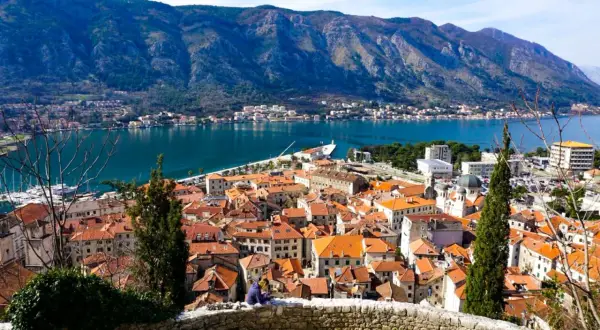 Widok na zatokę Kotorską i miasto z czerwonymi dachami. Warto zobaczyć Kotor, malownicze miasteczko w Czarnogórze.