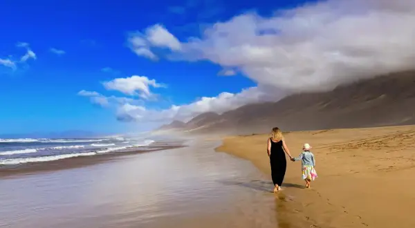 Spacerem po plaży Fuerteventury. Listopad, pogoda idealna na długie spacery brzegiem oceanu.
