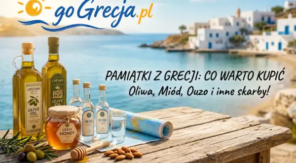 Oliwa, miód i ouzo – to co warto przywieźć z Grecji. Na drewnianym stole, na tle greckiej wioski, leżą butelki oliwy, miodu i ouzo.