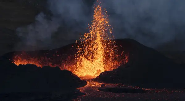 Islandia wulkan na żywo: fontanna lawy wybucha z krateru, tworząc spektakularny pokaz ognia i dymu.