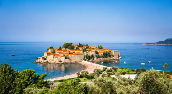 Wyspa Sveti Stefan, perła w koronie tego, co warto zobaczyć w Budvie, otoczona turkusowym morzem.