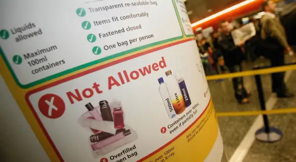 Zasady dotyczące płynów w bagażu podręcznym flydubai: maksymalnie 100 ml, przezroczysta torba. Nie wolno przewozić pojemników powyżej 100 ml.