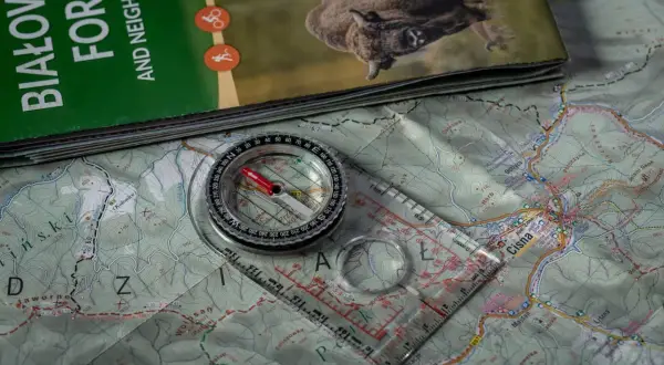 Kompas i mapa turystyczna, idealne do nauki, jak korzystać z kompasu w terenie.