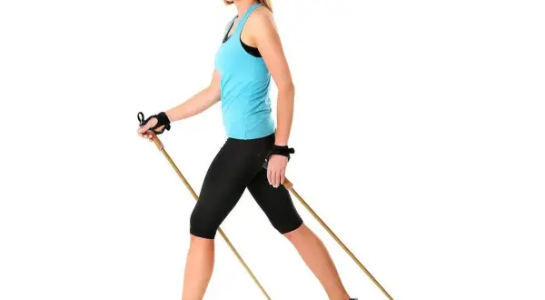 Kobieta ćwiczy nordic walking. Dowiedz się, jak dobrać kije do nordic walking, by trening był efektywny i bezpieczny.