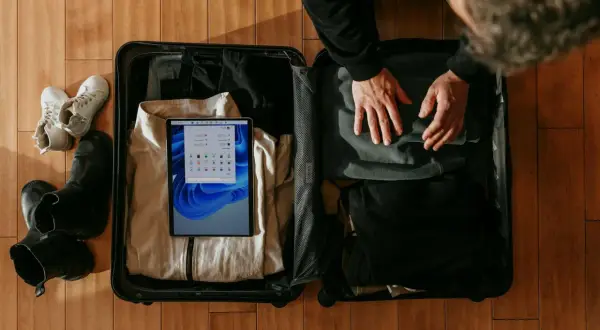 Pakowanie walizki na podróż z Ryanair. Sprawdzam wymiary walizki 20 kg, by zmieścić buty, ubrania i tablet.