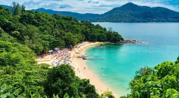 Piękna plaża na Phuket, idealna na listopadowe wakacje. Słońce, turkusowa woda i bujna zieleń.