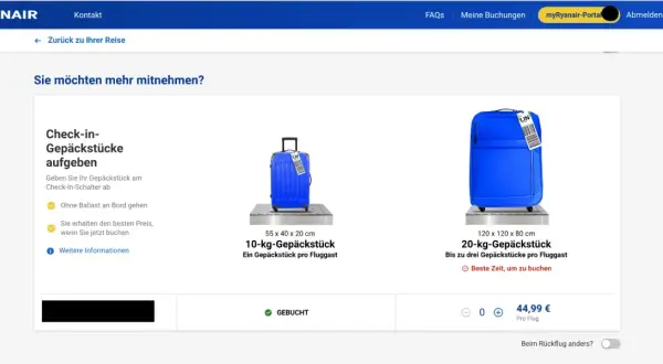 Niebieska walizka 10 kg ryanair na wadze, obok większa walizka 20 kg. Wybór bagażu rejestrowanego.