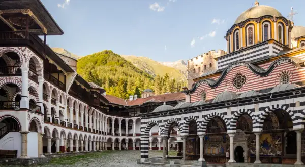 Rilski Monastyr w Bułgarii, jesienią. Piękna architektura klasztorna na tle górskich krajobrazów. Idealna temperatura w październiku na zwiedzanie.
